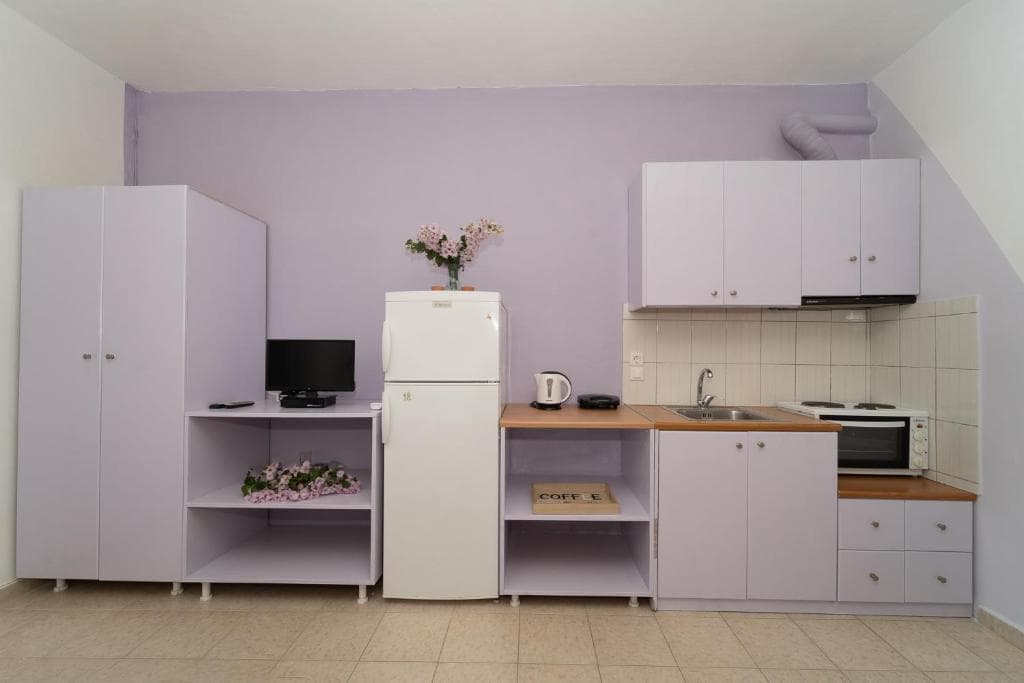 A fully equipped kitchen at Blue Houses, Finikounda